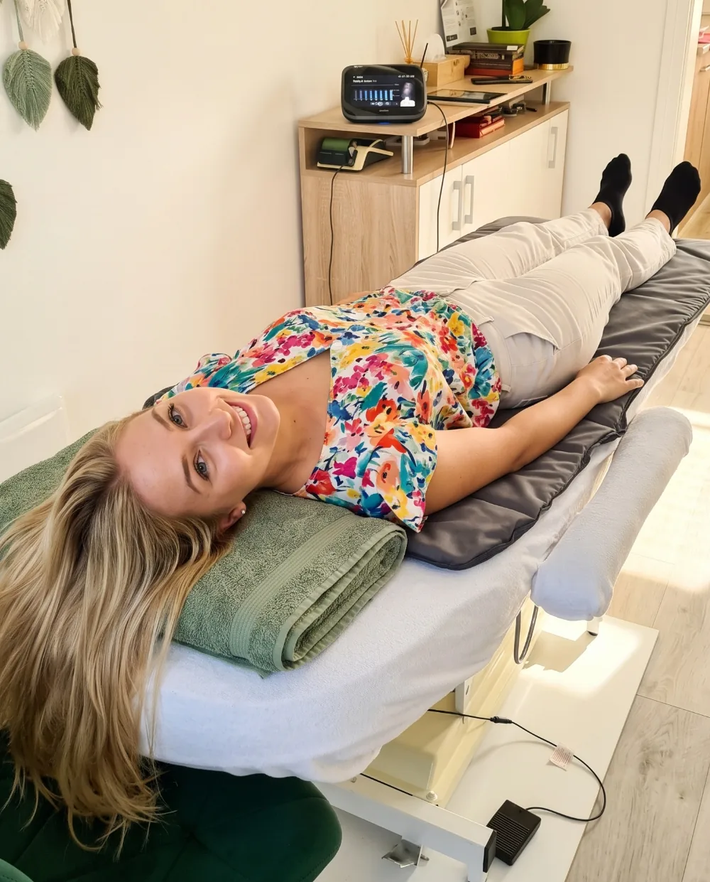 Mosolygó vendég BEMER terápiás kezelésen az Aphrodité Szépségszalonban, Gyulán